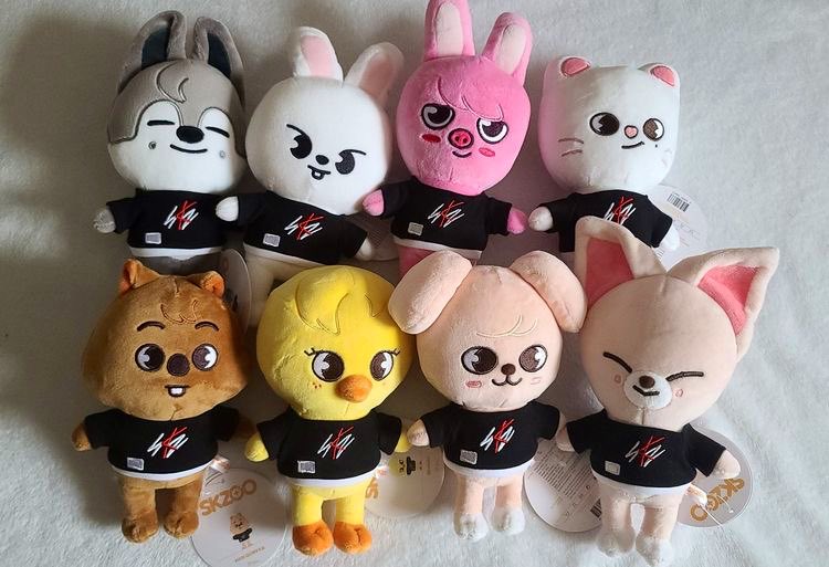 KpopIndiana's tweet photo. 🧸𝙺-𝚙𝚘𝚙 𝙿𝚕𝚞𝚜𝚑𝚒𝚎𝚜🧸

Kpop groups like #BTS, #StrayKids, #NewJeans, #Twice, #IVE, #ITZY &amp; more have character plush dolls that we all adore! 😊 

Show off your plushies below!⬇️ 

#plushies #minive #bt21 #Skzoo #twicelovelys #wdzy https://t.co/wHVjSK1EeV