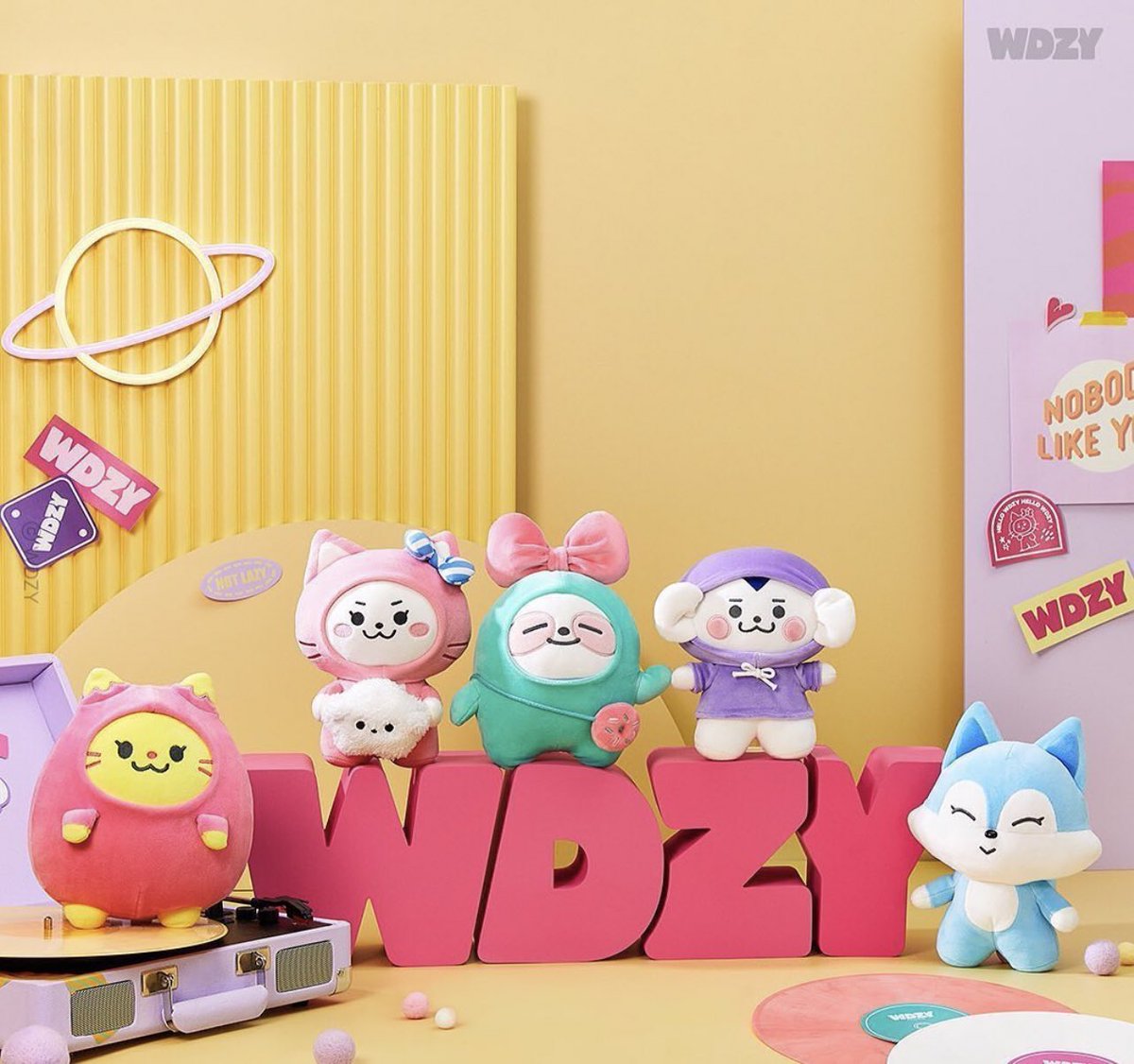 KpopIndiana's tweet photo. 🧸𝙺-𝚙𝚘𝚙 𝙿𝚕𝚞𝚜𝚑𝚒𝚎𝚜🧸

Kpop groups like #BTS, #StrayKids, #NewJeans, #Twice, #IVE, #ITZY &amp; more have character plush dolls that we all adore! 😊 

Show off your plushies below!⬇️ 

#plushies #minive #bt21 #Skzoo #twicelovelys #wdzy https://t.co/wHVjSK1EeV