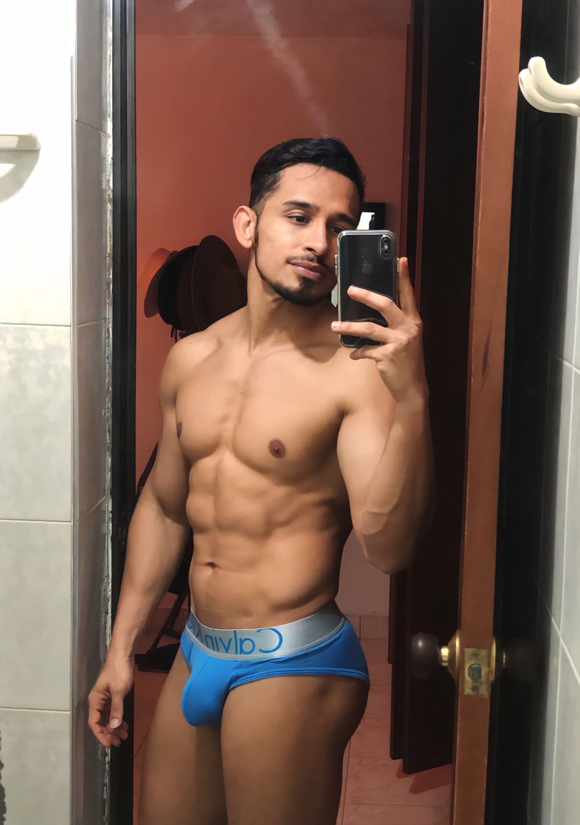 Kcs4u's tweet photo. I love night showers to sleep fresh! Wanna joint? 🚿 https://t.co/ahQuYQDppk