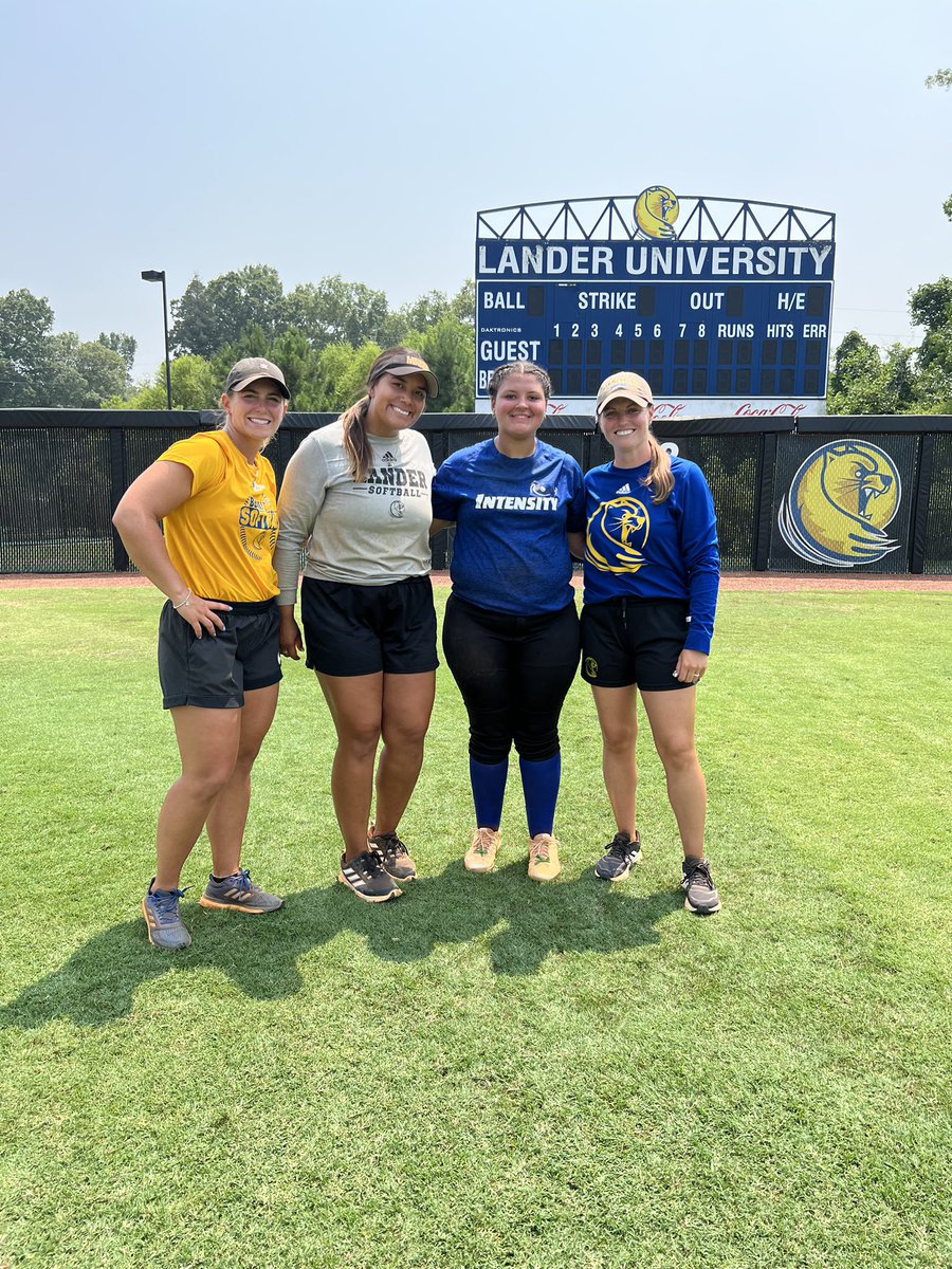 HalonaS06's tweet photo. Had an amazing day at my future home @LanderSoftball want to thank Coach @Maddie_Evans7 Gibbs and Coach B and the entire Bearcat staff #workharderthaneveryone 
#clawsup https://t.co/2MaXr5mSM4