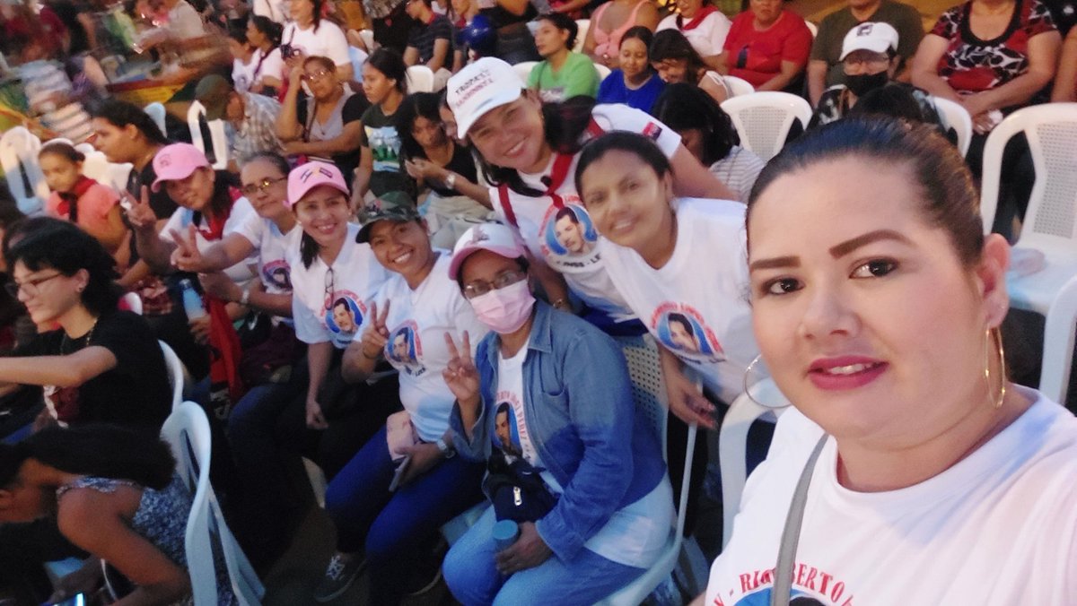 Celebrando este 44/19 en la plaza León 
#4419SiempreMasAlla 
#4419VivalaRevolucion 
#LeónRevolución