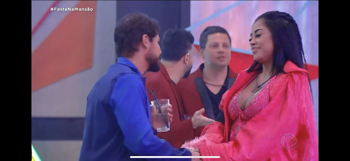jacintta_'s tweet photo. A @agconquista , fazer uma festa dessa em plena votação para o campeão. E o @talamo, dizer que quer que qualquer um ganhe, menos a @nataliadeodato . Acho de muito mal gosto esse comentário. Desnecessário, absurdo. Assisti agora no @SigaPlayPlus , espero justiça. https://t.co/fjMI86HQ8t