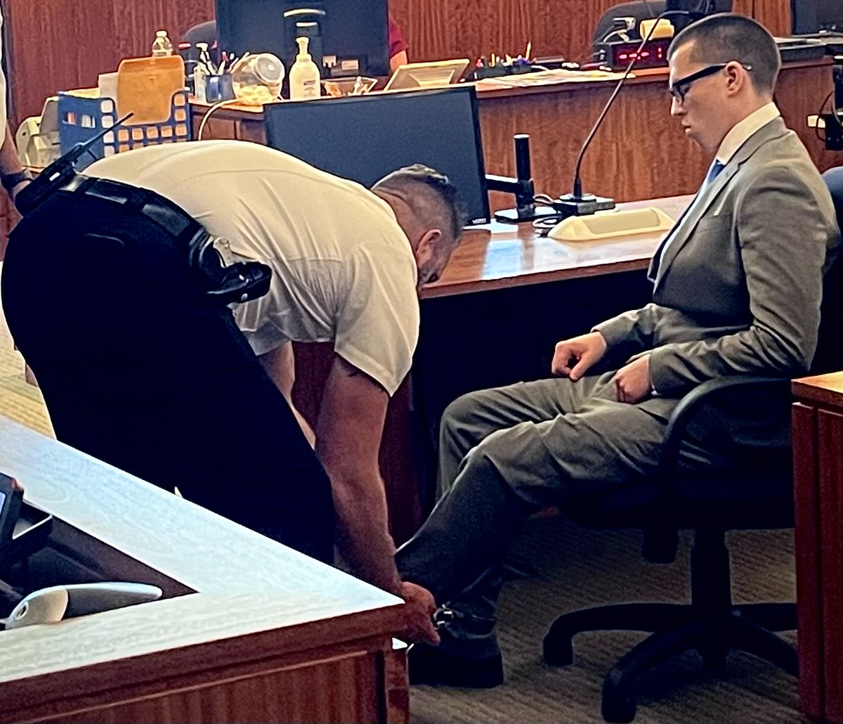Double murder defendant Daniel Randall seen here Bristol Superior Court Fall River.
Randall was 19 in 2019 when he allegedly stabbed 3 former friends at his North Attleboro home, killing 2 & badly injuring the sole survivor.
All 3 victims were 21.
Randall claims self defense. https://t.co/6vhsUVLeun