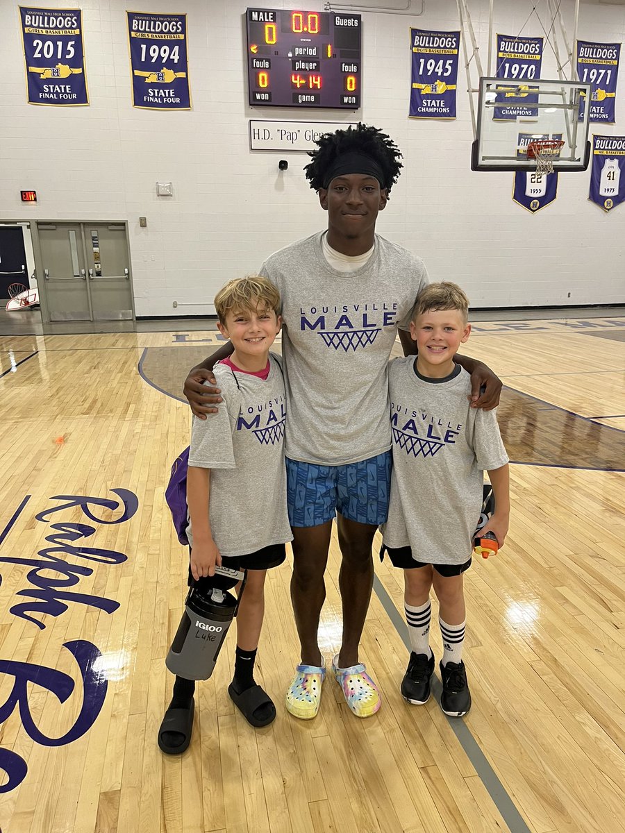 jeffgarrity14's tweet photo. 🏀 Camp! Thanks to the @MaleHighBBall Coaches and Players for bringing the Energy and providing a Fun experience for the boys! @TimHaworth13, @brentlinger11 and staff have it going on! https://t.co/T70aEAXvjw