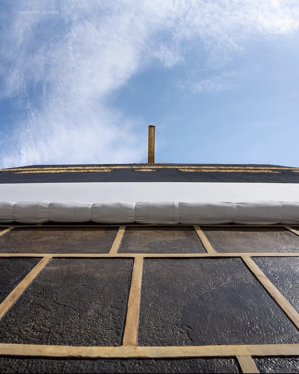 The Kiswah (Black Cover of the Ka'bah) was replaced to mark the Islamic New Year.

📸 : @abdullah_aljahdlie

#islam #muslim #newvear #muharram #islamicnewyear