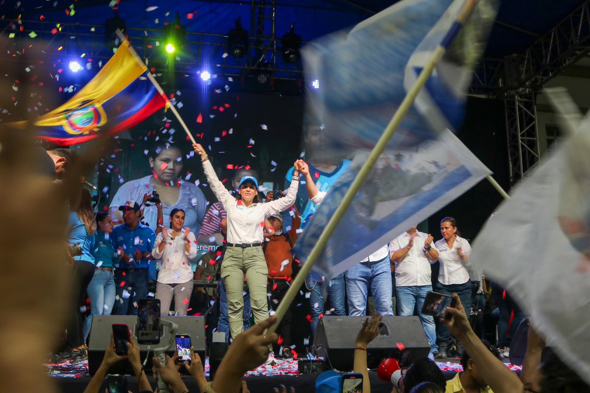 LuisaGonzalezEc's tweet photo. ¡Cuánta emoción estar en mi tierra, con mi gente cálida de Manabí! Familia de Portoviejo, el 20 de agosto nuestra respuesta  será una victoria ciudadana absoluta💪🏼. ¡Gracias por su respaldo y lealtad a este proyecto que es la Revolución Ciudadana y que lo hemos construido juntos! 

#ElResurgirDeLaPatria 
#LuisaPresidenta
