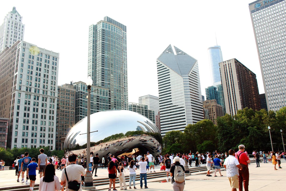 RKattookaran's tweet photo. Captured a mesmerizing moment with Cloud Gate, also known as 'The Bean,' in Chicago's Millennium Park. Its mirrored surface reflects the city's skyline, creating a stunning interplay of light and architecture. A must-visit landmark that beautifully captures the essence of Chicago https://t.co/6pxiallWtD