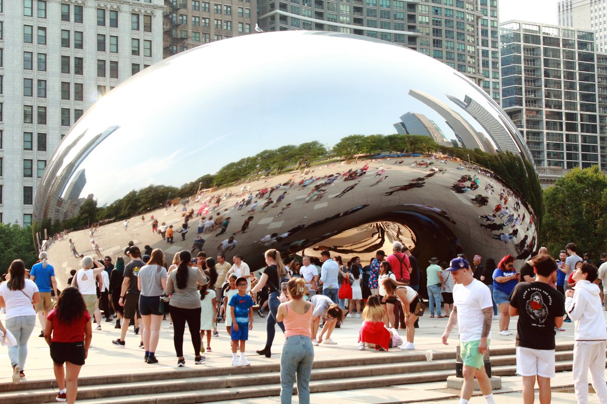 RKattookaran's tweet photo. Captured a mesmerizing moment with Cloud Gate, also known as 'The Bean,' in Chicago's Millennium Park. Its mirrored surface reflects the city's skyline, creating a stunning interplay of light and architecture. A must-visit landmark that beautifully captures the essence of Chicago https://t.co/6pxiallWtD