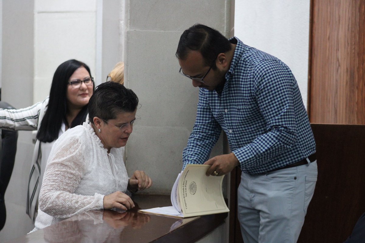 ElenaRamirezSLP's tweet photo. Ha sido una gran jornada desde la sesión extraordinaria. 🟠🔔

Hoy continuamos con nuestra labor legislativa, en la cual analizamos y aprobamos importantes dictámenes a favor de las y los Potosinos. ✅🧡 https://t.co/BdpokWEy6O