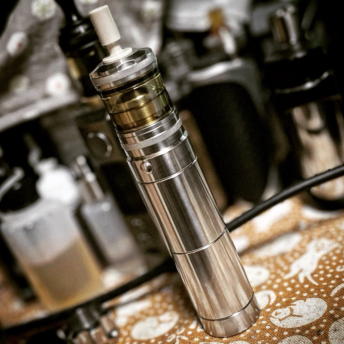 Rakumaru77's tweet photo. #vape #hellvape #deadrabbitmtlrta #cthulhumod #cthulhutubemod #atsunobumod #customtank #flavorkitchen #フレキチ
@atsunobuMOD さんに製作を強要したPeekSpiceと自作ウルテムタンク換装の死兎MTL。
ちなみに下に敷いてあるのは @WbEeutseEbnKOUN さんに頂いた猫布。汚れっぱなしw(ごめんなさい) https://t.co/NXSZkm44R2