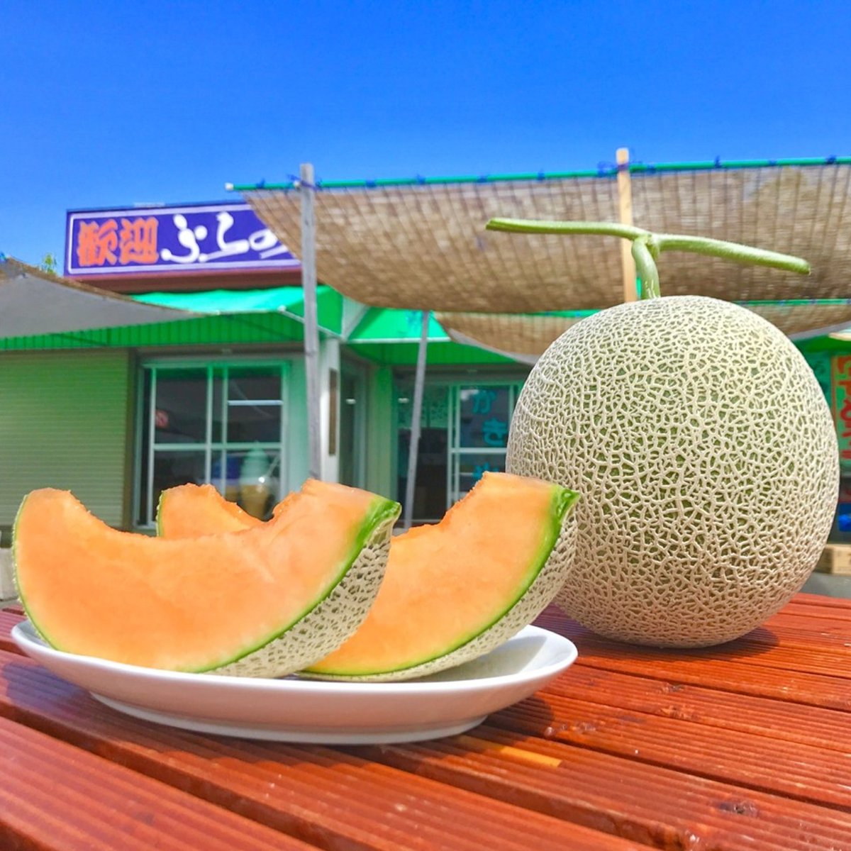 hopsmall's tweet photo. メロンの名産地、富良野市山部地区から高級富良野メロン「ノースプレミアム」
近くの芦別岳から溢れる豊富な冷たい水と気温の寒暖差が激しいことから富良野の中でも特に甘みが増した美味しいメロンができます。重さ2.3kg以上の特大を厳選しました。
#NORTHFUN #北海道産直
https://t.co/SIjnmHffZV https://t.co/dBUBBJj7Za