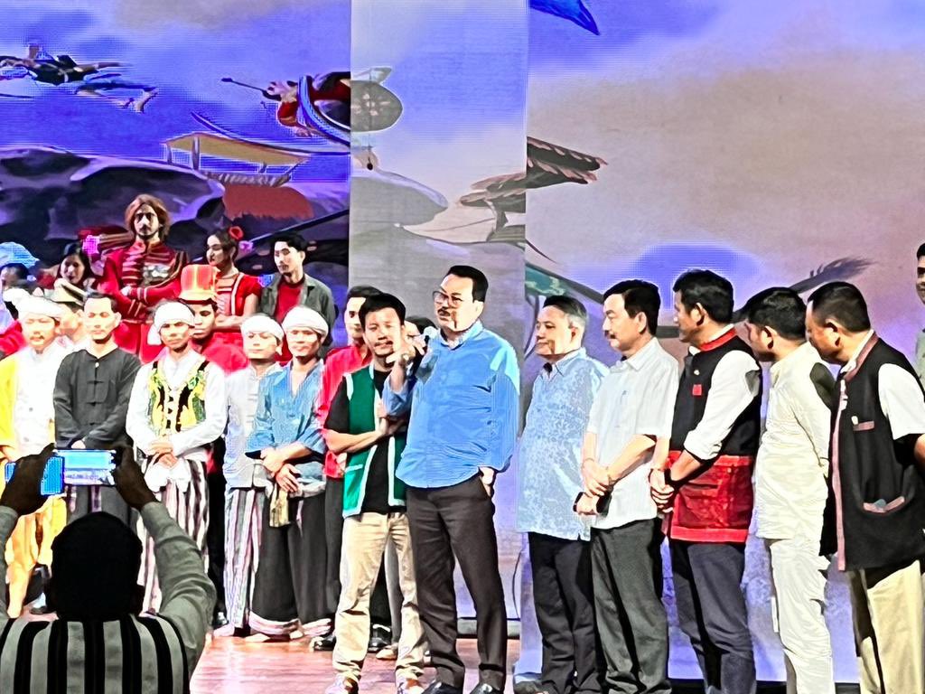 ChownaMeinBJP's tweet photo. Delighted to see the hidden history of Arunachal Pradesh being unfolded amidst the audiences of national capital through the theatre festival of Arunachal - ‘Arunachal Rang Mahotsav’ at Kamani Auditorium in Delhi.

Witnessed the spectacular performance of our own Arunachal tribal artists showcasing the first uprising of North East tribal people against the Colonial rule led by the Tai Khamti Chief, Chowpha-Plang-Lu which is popularly known as the ‘Anglo British War of 1839’.

Enjoyed the play along with Hon’ble Speaker, Shri P D Sona ji, Hon’ble MP(Lok Sabha), Shri Tapir Gao ji, HMLAs Shri Ninong Ering ji, Shri Ojing Tasing ji, Shri Gokar Basar ji and among others yesterday evening.

Kudos to Director - Shri Riken Ngomle, Asst Professor of #NSD New Delhi, Playwright - Shri Himanshu Joshi, Research Scholar, Shri Nepha Wangsa and all those involved both on & off the screen.