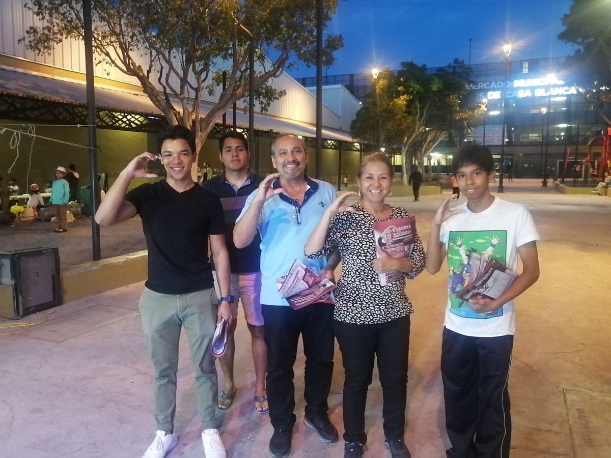 pattygmiranda's tweet photo. Gracias a mi querida Brigada #QSLD hoy desde el Mercado de Lomas dando a conocer los grandes logros de nuestra querida Dra. @Claudiashein. No vamos a parar hasta que la #Continuidad tenga rostro de mujer. 
#QuerétaroEsClaudia #TodosSomosClaudia 💜 https://t.co/KhRmT6rW5Z