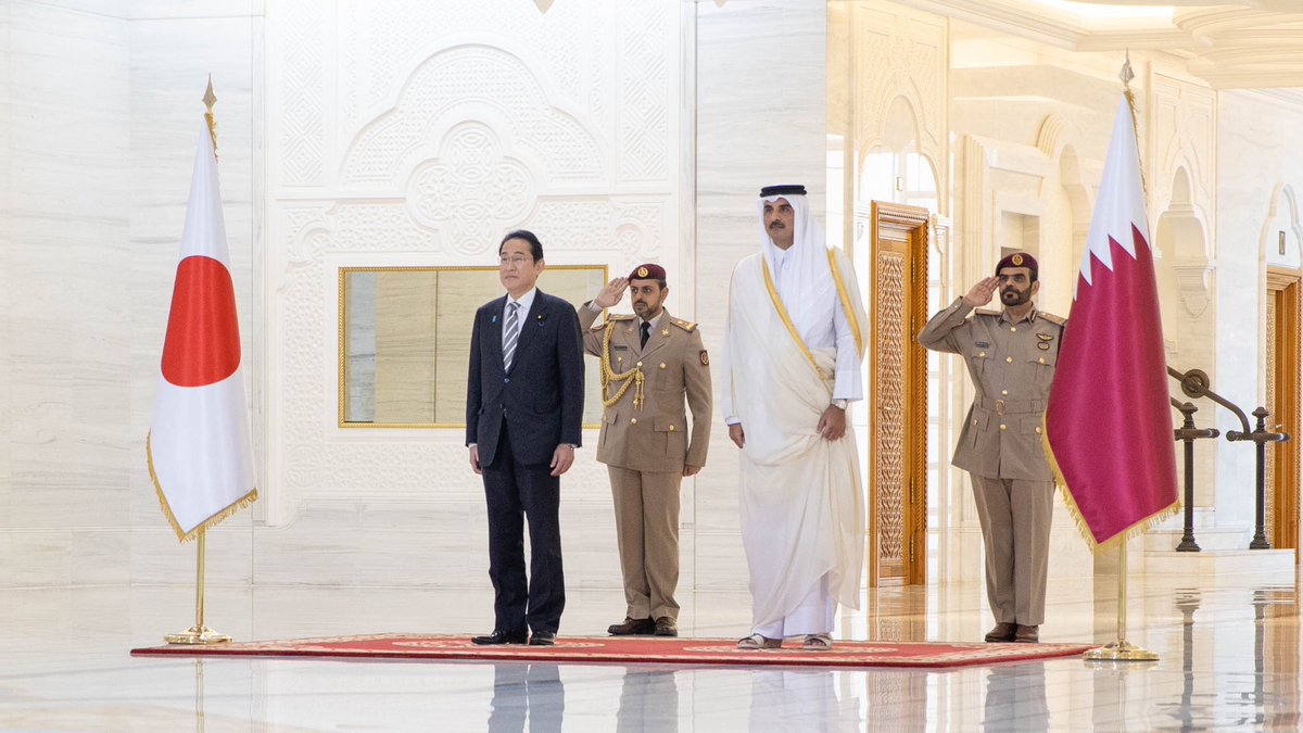 QatarEmb_Tokyo's tweet photo. سمو الأمير المفدى ودولة السيد فوميو كيشيدا رئيس وزراء اليابان، يعقدان جلسة مباحثات رسمية بالديوان الأميري.

カタール首長は18日、カタール国のドーハに訪問中の岸田首相と会談した。

🇶🇦 🇯🇵 
 ⁧#قطر⁩ ⁧#اليابان⁩ ⁦
 #قطر #اليابان https://t.co/0DeRXk202J