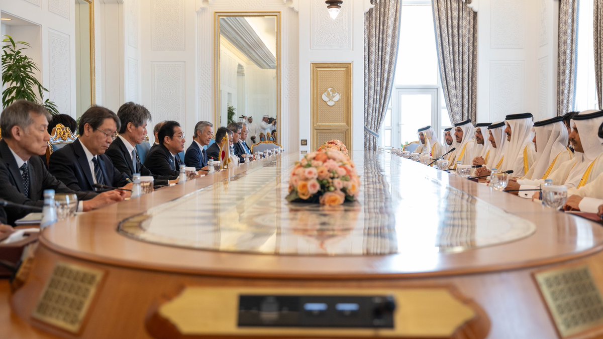 QatarEmb_Tokyo's tweet photo. سمو الأمير المفدى ودولة السيد فوميو كيشيدا رئيس وزراء اليابان، يعقدان جلسة مباحثات رسمية بالديوان الأميري.

カタール首長は18日、カタール国のドーハに訪問中の岸田首相と会談した。

🇶🇦 🇯🇵 
 ⁧#قطر⁩ ⁧#اليابان⁩ ⁦
 #قطر #اليابان https://t.co/0DeRXk202J