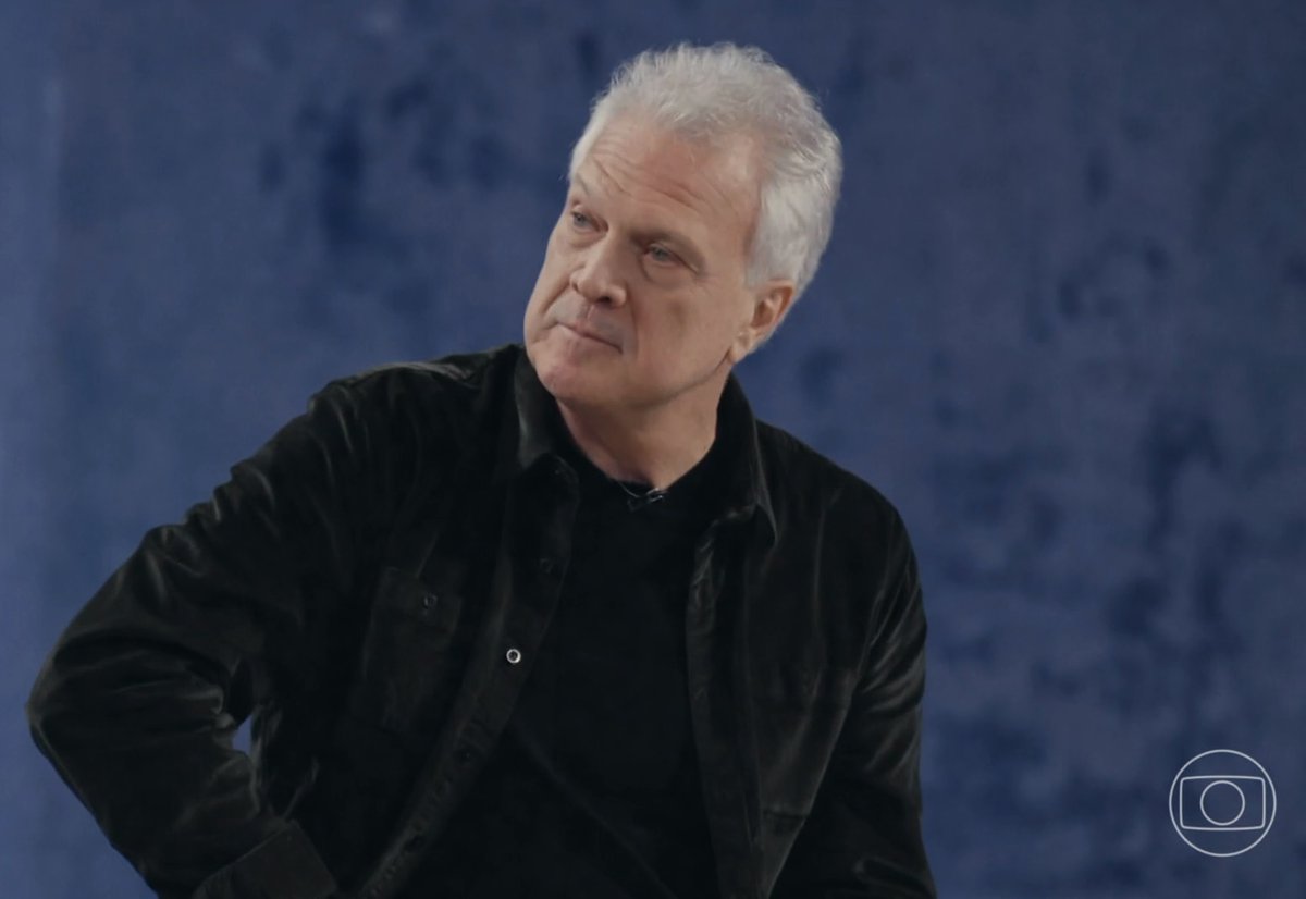 hugoleodds's tweet photo. Consequência talvez do enxugamento de contratados, Pedro Bial vem acumulando programas na @tvglobo, sem receio do desgaste de imagem. Recentemente ancorando o #ConversaComBial, #LinhaDireta e #SomBrasil, soma tanta produtividade que já pode ser indicado para funcionário do mês. https://t.co/npKaq0Kwch