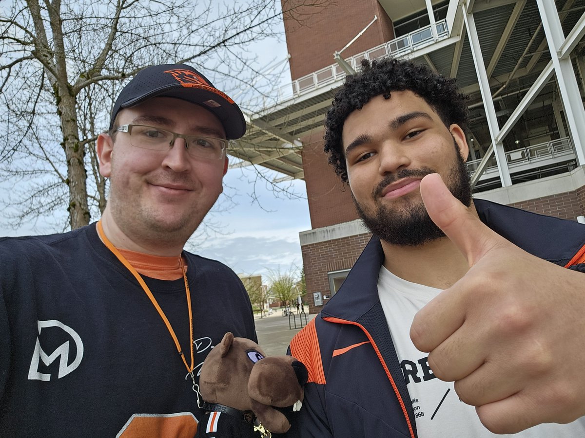 GoBeavs2k's tweet photo. Happy Birthday to @Collins_Thomas1! It was great to meet him, when I asked why he chose Oregon State he talked about following in @SandSimon96's footsteps - they are both DL from Sweden. @Rivals scouting report describes him as pure raw potential! Excited for this kid! #GoBeavs https://t.co/CJ7dgBrChK