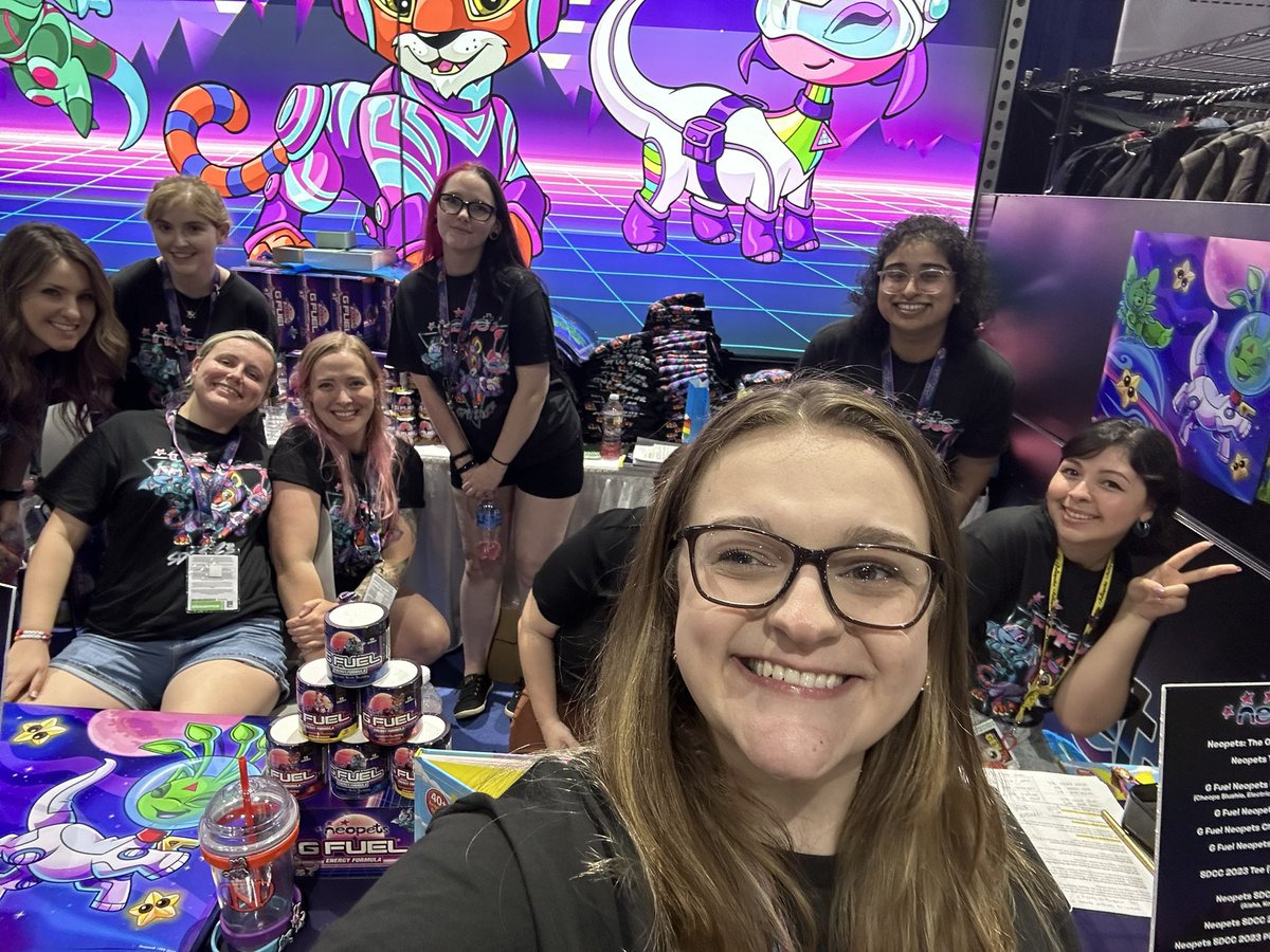 Neopets's tweet photo. The Neopets Team is having a great time at #SDCC2023 Preview Night! Make sure you stop by Booth 1129! ⭐️

#NeopetsSDCC2023 https://t.co/8DG8Q7gD9T