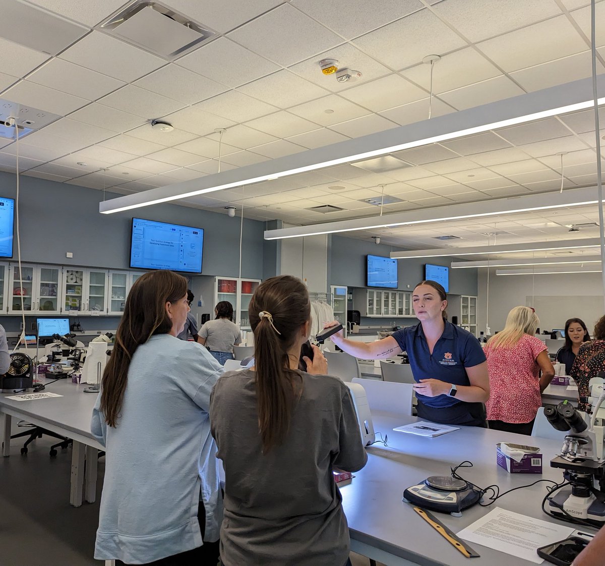 VADavisLab1's tweet image. Proud of my amazing PhD students in @VADavisLab1  for leading 3 outreach activities in 8 days. They inspired both middle &amp;amp; high  school teachers and students highlighting all the ways engineers positively impact  the world! @AuburnEngineers @AUchemicaleng @COSAMOutreach