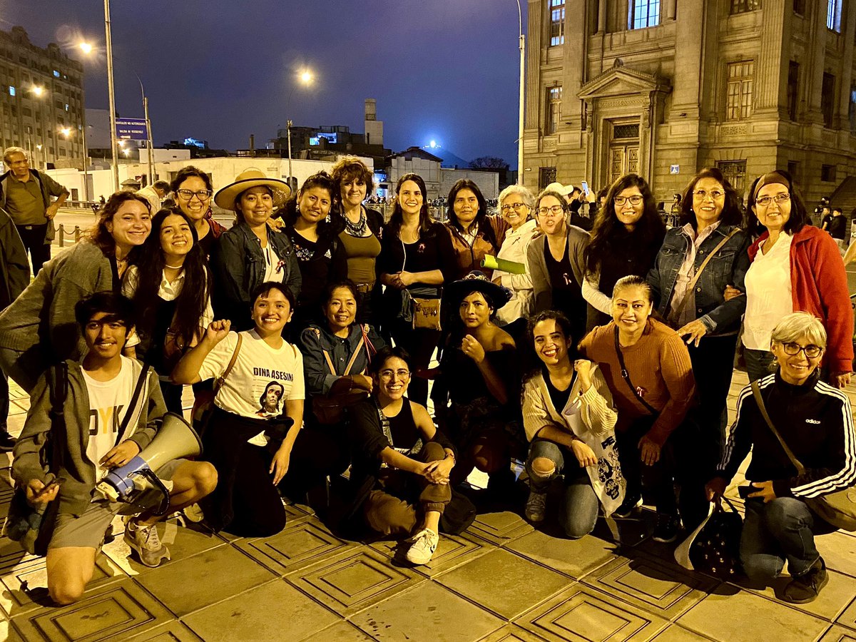 NuevoPeruMov's tweet photo. La #MarchaNacional contra la dictadura de Dina Boluarte ha demostrado que la inmensa mayoría de peruanos rechaza este régimen criminal. Miles marchamos en todo el Perú por justicia para los asesinados, para que se largue #DinaAsesina, por #NuevasElecciones y #NuevaConstitución 💪🏽 https://t.co/EuLrFf8kT8