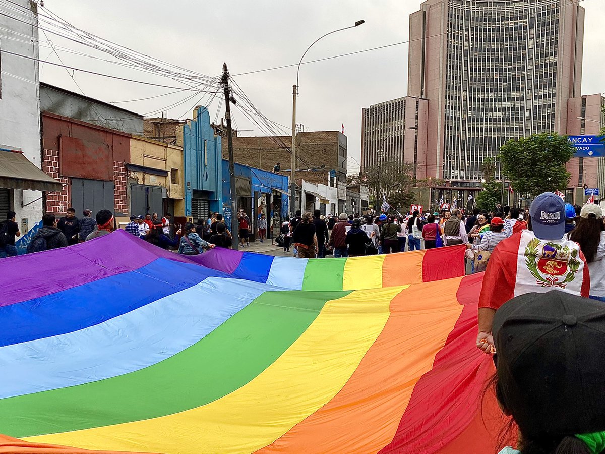 NuevoPeruMov's tweet photo. La #MarchaNacional contra la dictadura de Dina Boluarte ha demostrado que la inmensa mayoría de peruanos rechaza este régimen criminal. Miles marchamos en todo el Perú por justicia para los asesinados, para que se largue #DinaAsesina, por #NuevasElecciones y #NuevaConstitución 💪🏽 https://t.co/EuLrFf8kT8