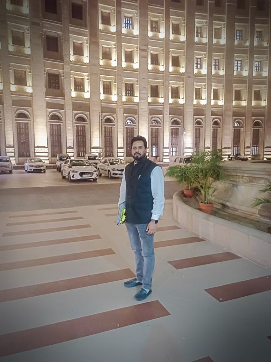 Azubair_UP's tweet photo. ज़हनों में वो जंग जारी है,
जिसका कोई एलान नहीं... https://t.co/C6JqoojxHC