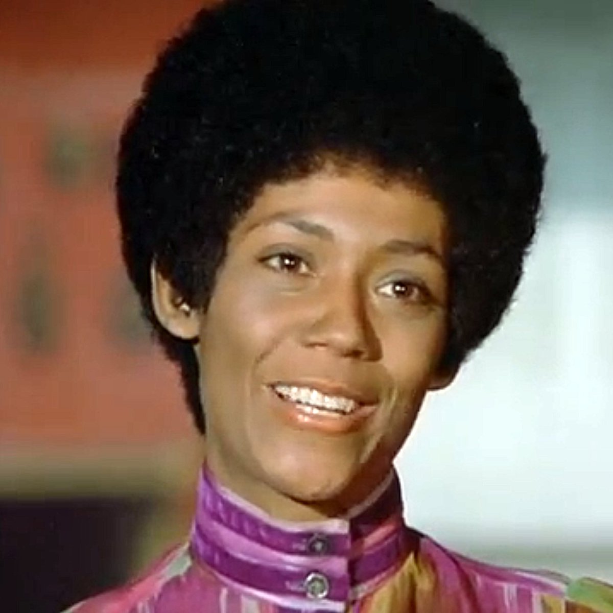 highcollars's tweet image. Yvette Curtis (A Warm December 1973) #highcollar #highneck #highneckblouse #highcollarblouse #blouse #70sblouse #buttonedup #2buttoncollar #70sfashion #purpleblouse #movie #1973 #awarmdecember #yvettecurtis