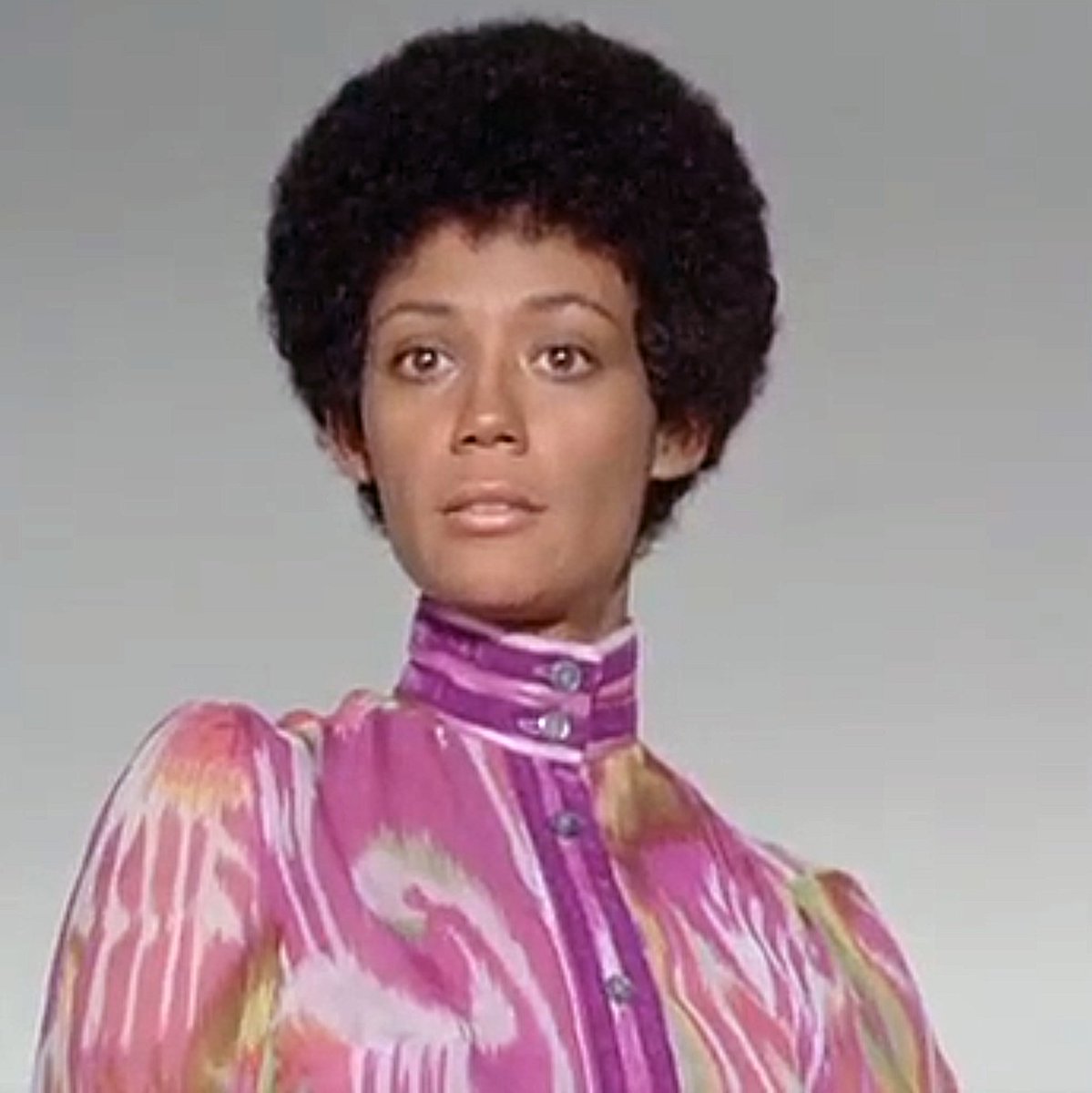 highcollars's tweet image. Yvette Curtis (A Warm December 1973) #highcollar #highneck #highneckblouse #highcollarblouse #blouse #70sblouse #buttonedup #2buttoncollar #70sfashion #purpleblouse #movie #1973 #awarmdecember #yvettecurtis