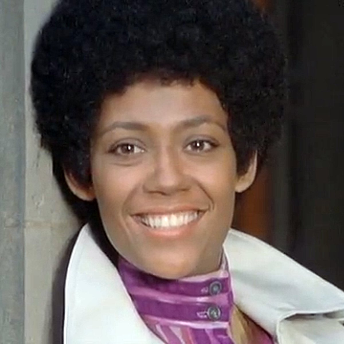 highcollars's tweet image. Yvette Curtis (A Warm December 1973) #highcollar #highneck #highneckblouse #highcollarblouse #blouse #70sblouse #buttonedup #2buttoncollar #70sfashion #purpleblouse #movie #1973 #awarmdecember #yvettecurtis