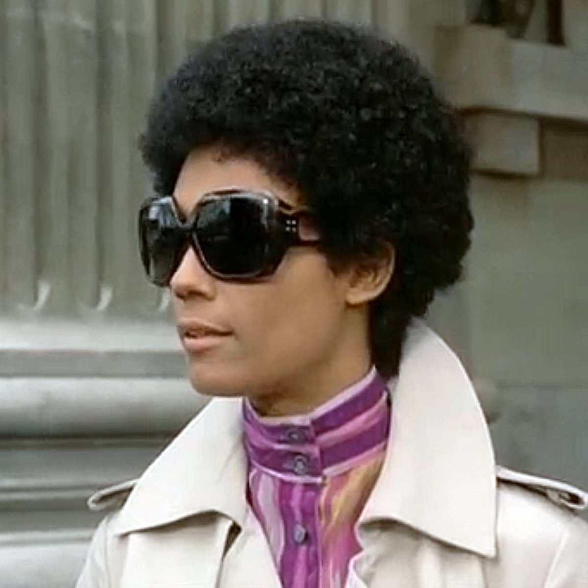 highcollars's tweet image. Yvette Curtis (A Warm December 1973) #highcollar #highneck #highneckblouse #highcollarblouse #blouse #70sblouse #buttonedup #2buttoncollar #70sfashion #purpleblouse #movie #1973 #awarmdecember #yvettecurtis