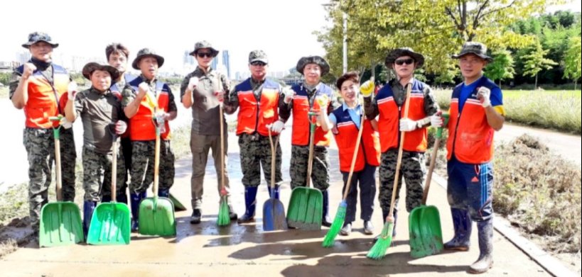 ohsuckmydickboy's tweet photo. #해병대 #군인 #군복 #작업 #고무장화 #korean #army #rubberboots #ゴム長靴 #ゴム長 #胶皮长靴 #MarineCorps #RecoveryOperations #marine #serviceperson #serviceman #soldier #海兵隊 https://t.co/py7ln9QVlh