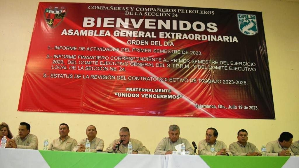 En #Salamanca, #Guanajuato, trabajadores de la #Sección24 del sindicado de @Pemex , rechazaron este miércoles la propuesta de aumento salarial y cambios al #Contrato Colectivo de Trabajo hechos por la paraestatal.
