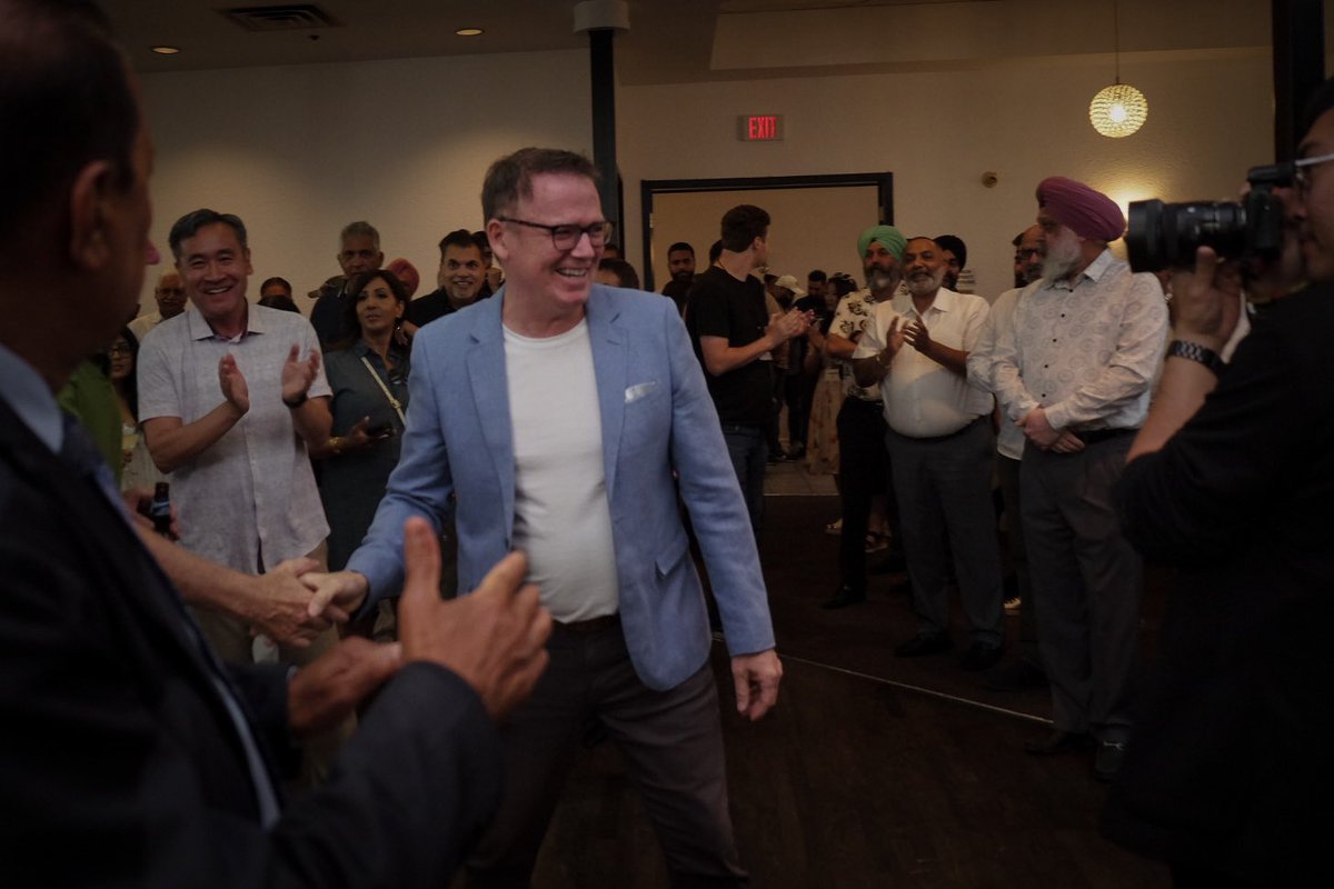 KevinFalcon's tweet photo. Amazing energy tonight in #Surrey as I announced @PuneetSandhar as our first BC United candidate for the upcoming provincial election in front of hundreds of @voteBCUnited supporters!👏

Puneet is prepared to rebuild trust and fight for a better Surrey-Serpentine River! #bcpoli https://t.co/F3hwPKh326