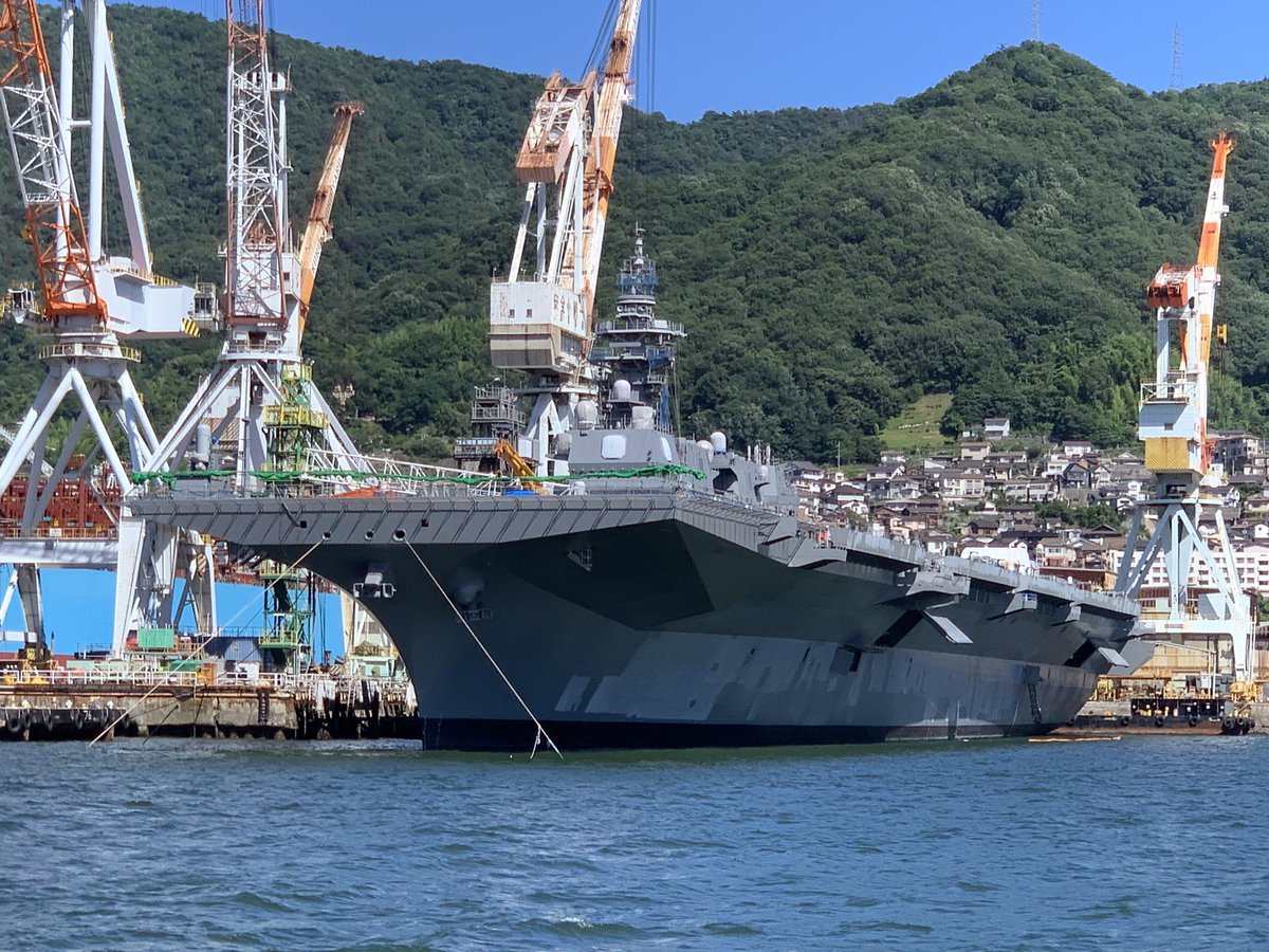 a_mefarm's tweet photo. いつも港フェスでお世話になっている海上自衛隊さんのお船🥳✨
先日呉まで行ったので、お礼がてら遊覧船に乗って鑑��😊‼️
いやぁすごいのいた‼️
加賀が改修で入港してた🥳🎊
宇野港来ないかなぁ😂✨✨
潜水艦も見れます‼️

#護衛艦 #潜水艦 https://t.co/6hb1Y9bH83