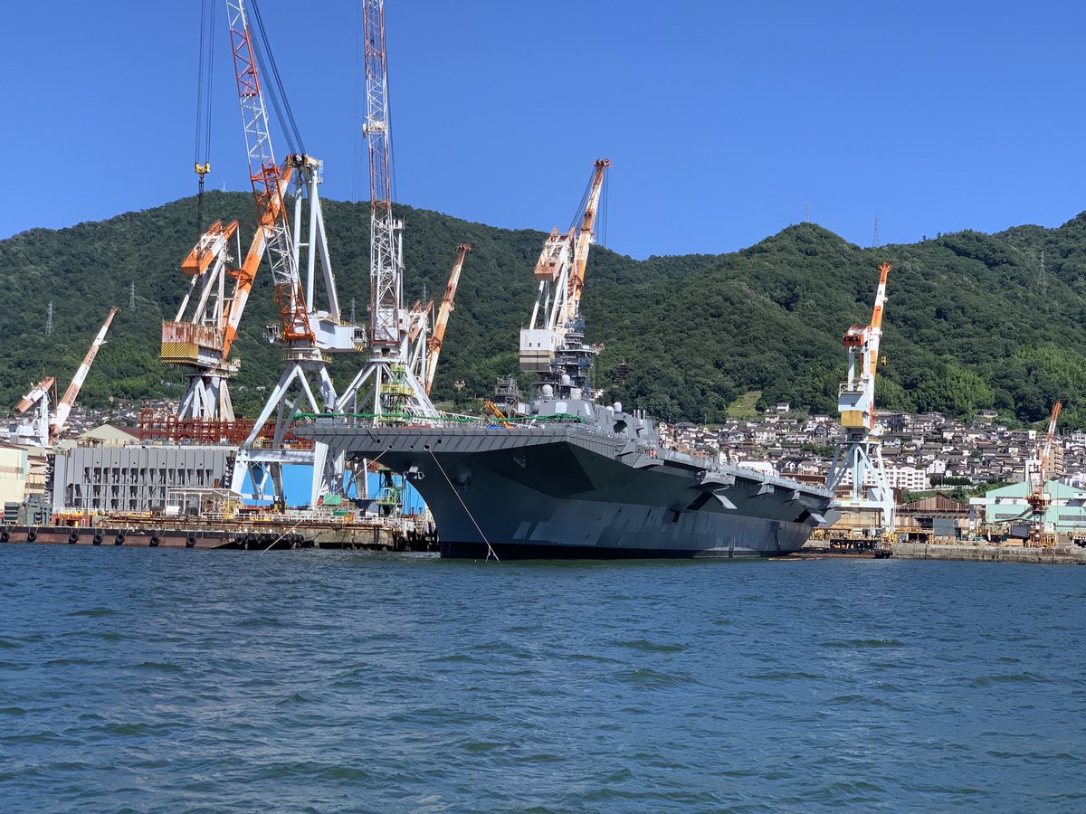 a_mefarm's tweet photo. いつも港フェスでお世話になっている海上自衛隊さんのお船🥳✨
先日呉まで行ったので、お礼がてら遊覧船に乗って鑑��😊‼️
いやぁすごいのいた‼️
加賀が改修で入港してた🥳🎊
宇野港来ないかなぁ😂✨✨
潜水艦も見れます‼️

#護衛艦 #潜水艦 https://t.co/6hb1Y9bH83
