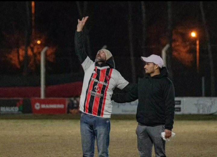 sin dudas lo más hermoso que vi hoy fue a tu papá sostener ese cuadro con tu camiseta y hacer el 4 con la mano apuntando hacia el cielo, nos conmovió a todos,que hermoso homenaje tuviste,se lleno la cancha de personas que te amaban mati❤