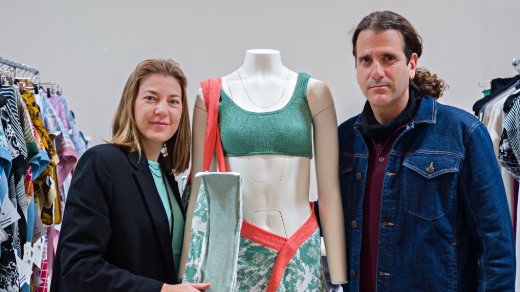 EEN_EU's tweet photo. Who says fashion can't be smart?🧠👗 

Meet Pepper Vally®👋 

From speedy-dry beach towels to heart-rate-monitoring wearables, this 🇬🇷 company is changing the game.

Learn how we backed them with funding, innovation, and honing new skills👉https://t.co/W4u8wAW9KE

#EENCanHelp https://t.co/UKDlvOcCfV