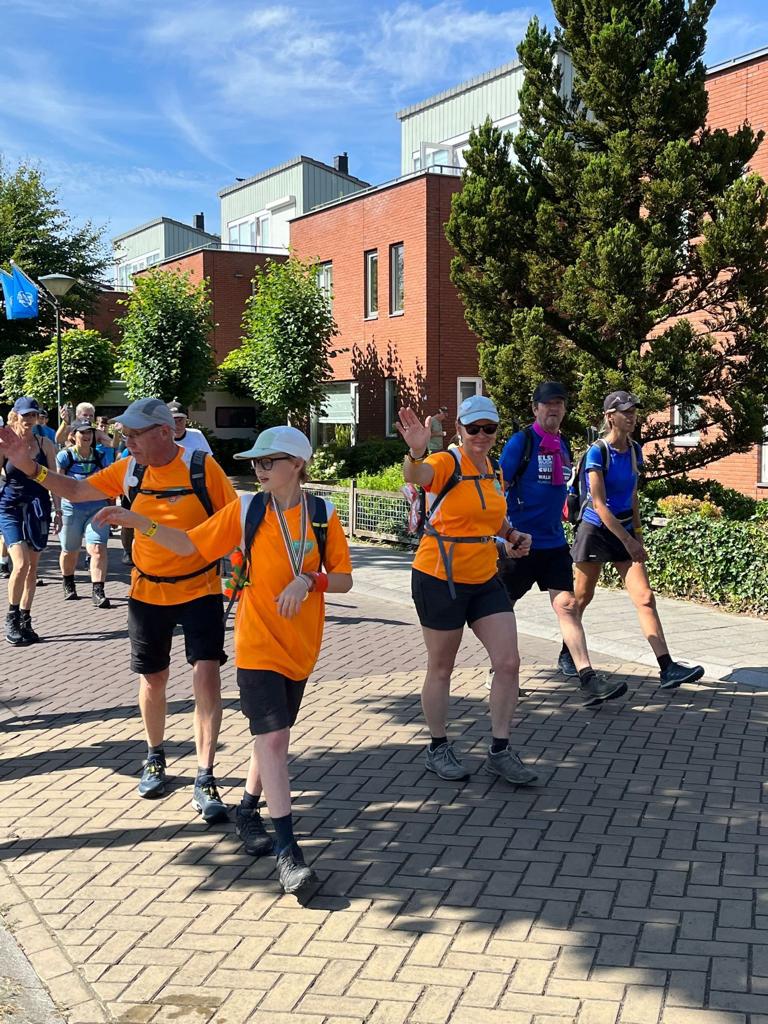 SupCasper's tweet image. Geef nooit op. De familie Daanen houdt er stevig de pas in. Ze gaan zelfs zo snel dat hun supporters nog niet wakker zijn als ze op de afgesproken plaats passeren. Met hun actie ‘Alles is Liefde voor Ada’ hebben ze inmiddels al meer dan €55000 opgehaald! #NijmeegseVierdaagse