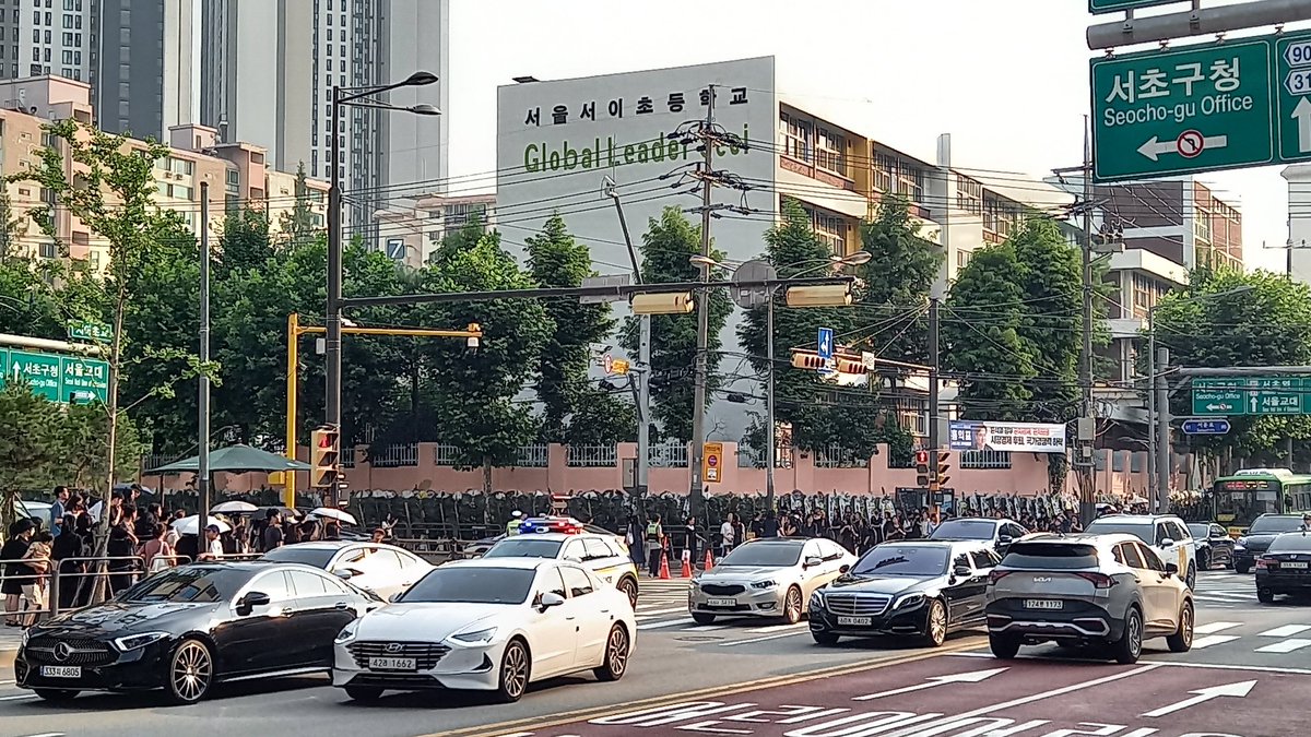서이초 실시간)
추모를 위해 모인 시민들, 학부형님들
학교 주변에 3천명은 모여 있는거 같습니다. 경찰 말로는 곧 임시분향소 설치되면 학교 정문 개방 예정이라고 하네요. 길에 하교하는 아이들, 이 동네에 서이초 초등학생들도 대부분 검은 옷을 입고 있어요 ㅠ