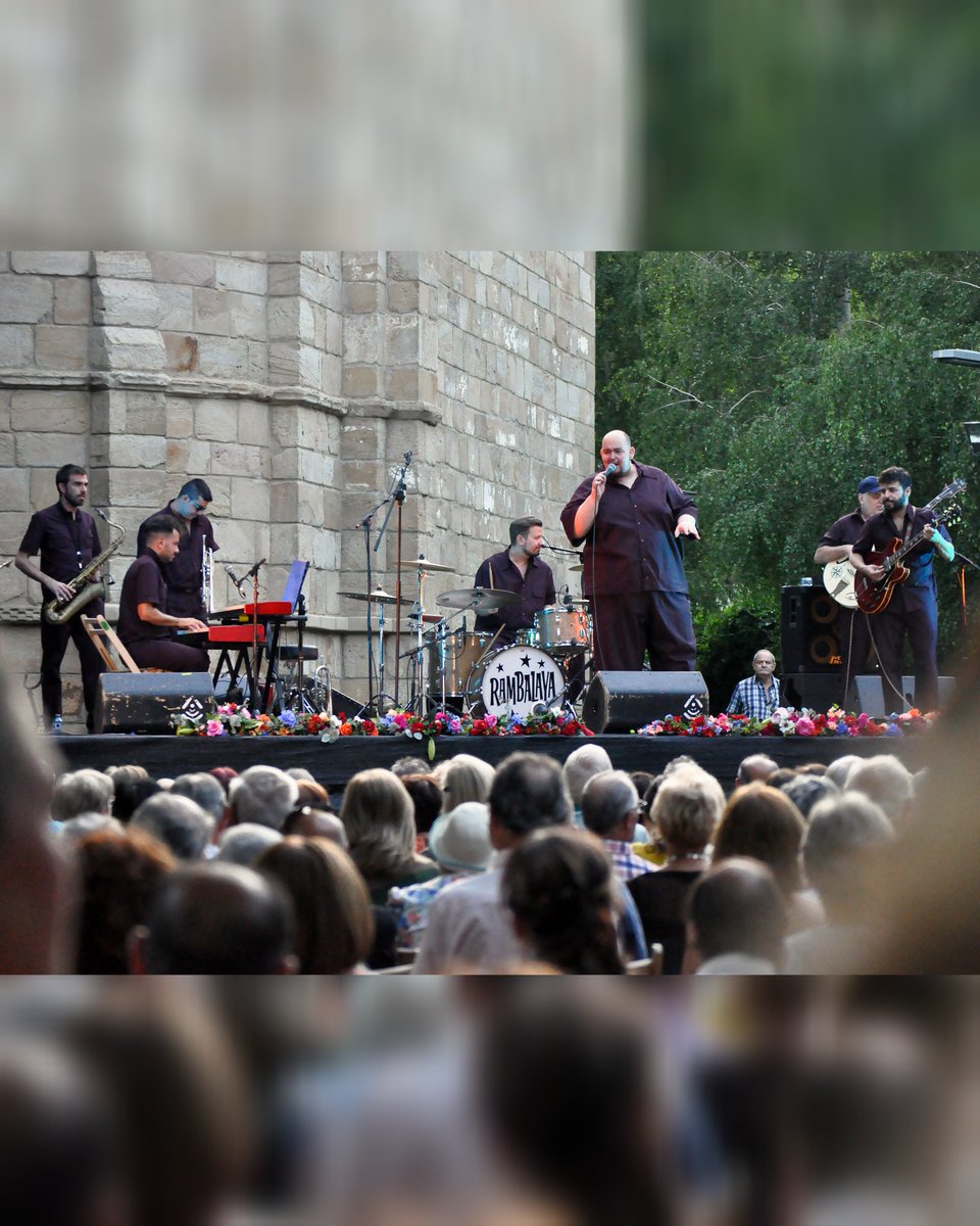 PalenciaCultura's tweet photo. 🌺El ritmo y la buena música fueron ayer protagonistas en una Huerta de Guadián hasta los topes. El grupo barcelonés #Rambalaya hizo vibrar al público palentino en una nueva jornada de la @huerta_delicias.
Os dejamos unas instantáneas del concierto para que lo podáis recordar. 🌞 https://t.co/8GfzIltWkU