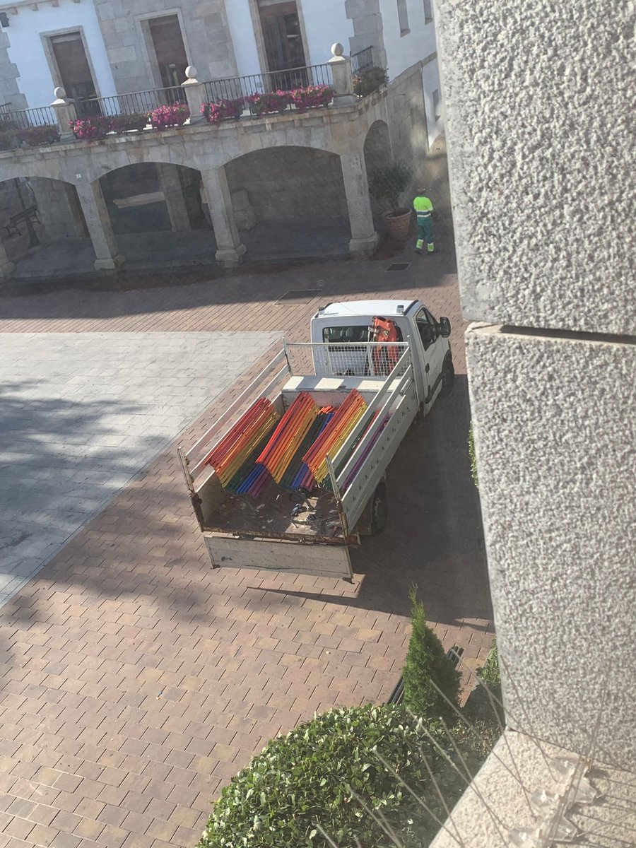 CeliaMartell's tweet photo. Galapagar dice adiós a los bancos arcoiris 🏳️‍🌈 muestra de la diversidad, la tolerancia y el respeto con el gobierno de #PPVOX .
🤬..algunas medidas parecen urgentes.... https://t.co/wpH0bGke1X
