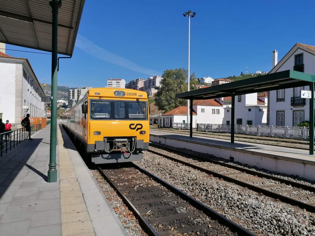 skymanuelima's tweet photo. Desfrute de uma belíssima viagem de comboio entre a Régua e o Pinhão, num dos percursos mais elogiados do Douro, célebre pelos seus socalcos e vistas incríveis, esta região vinhateira vai surpreendê-lo. #Regua #Pinhao #Linha_do_Douro #comboio #travelphotography #FotógrafoAmador https://t.co/WipZhEMusa