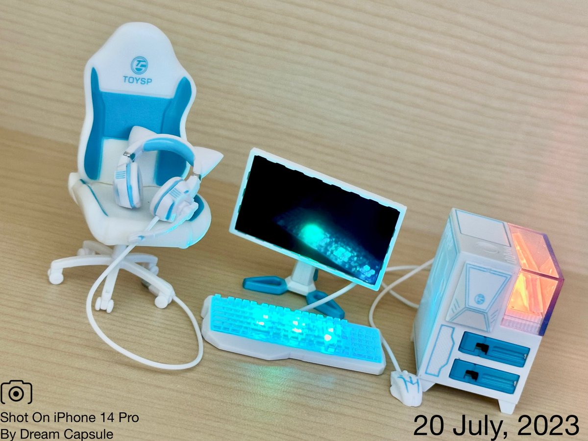dreamcapsuleCEO's tweet photo. 🌟新入荷ガチャ商品プレゼントCP🌟

光の色が変わる💡ポップなカラーになって新登場！
「本当に光る！ゲーミングパソコンマスコット」

フォロー&amp;RTしていただいた方の中から抽選で2名様に全5種セットをプレゼント🎁
ドリカプへの入荷日とキャンペーン詳細は↓

#ドリームカプセル #ガチャ専門店 https://t.co/cN7oTaXtqO