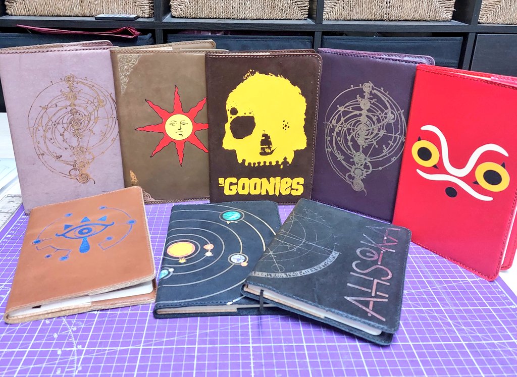ManlimaCosplay's tweet photo. ¡Estas pequeñas estarán disponibles en la caseta de @LiterupES en el @festivalcelsius a partir de esta tarde!
¡Libretas de cuero para todo el mundo! 🔥
#celsius232 #celsius2023 #leathernotebook #festivalcelsius https://t.co/Vd8EV9BxeX