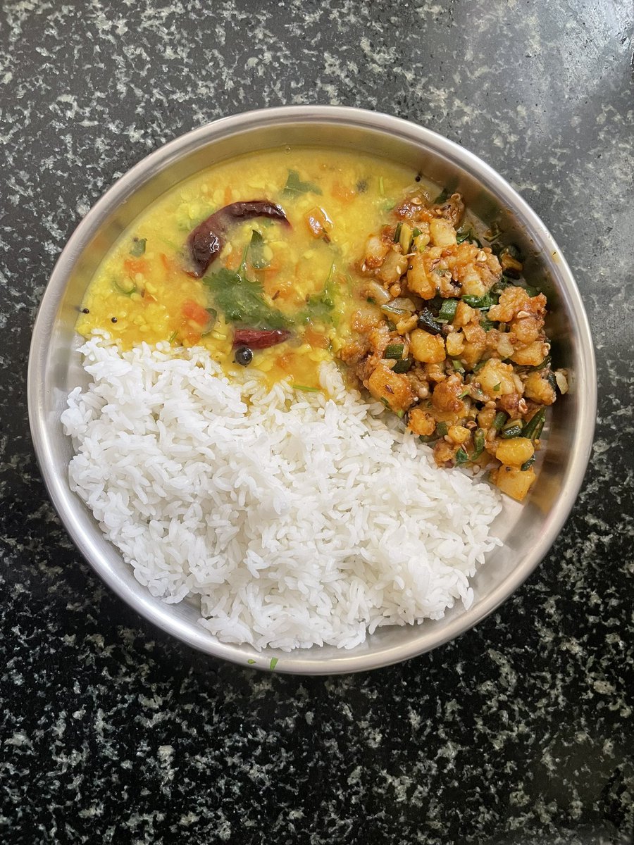 tindipothas's tweet photo. ತೊವ್ವೆ- ಆಲೂಗಡ್ಡೆ-ಬೆಂಡೇಕಾಯಿ ಪಲ್ಯ-ಅನ್ನ

Dal - Aloo bhindi fry - Rice. https://t.co/5FTK6K9uIS