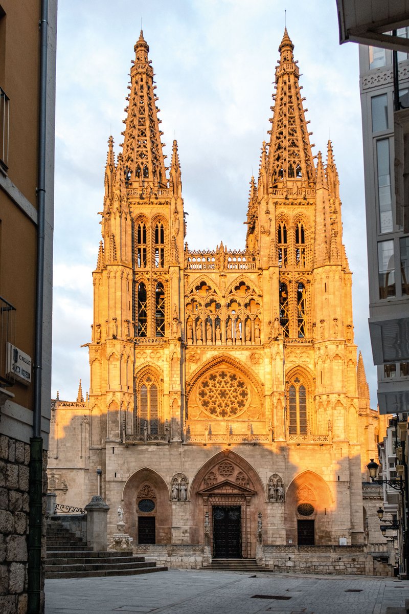 Businirmaslejos's tweet photo. 802 AÑOS
La #CatedraldeBurgos cumple hoy 802 años...
y sigue tan guapa!!! https://t.co/nVquWawa1F