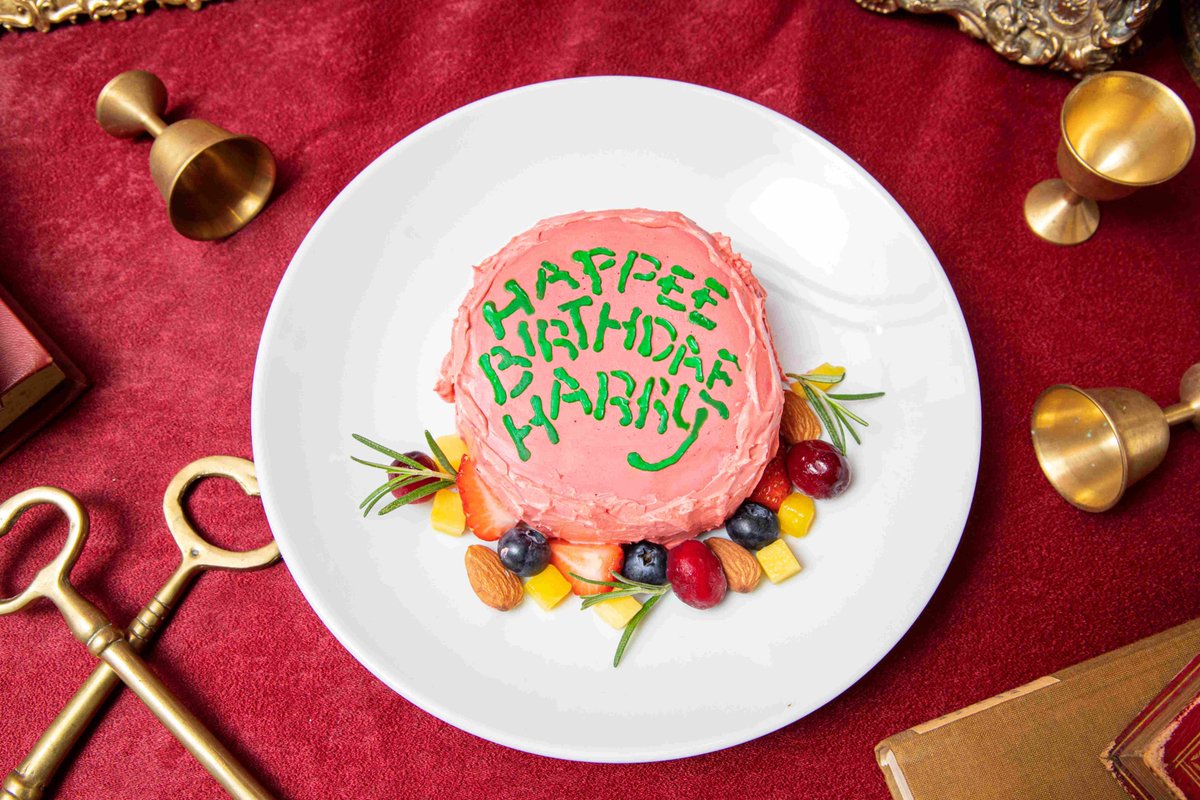 hpst_jp's tweet photo. 🎂🦉🧁
#HarryPotterCafe
期間限定メニュー新登場
🦉🧁🎂

ハグリッドがハリーにプレゼントしたケーキをイメージした
「HAPPEE BIRTHDAE CAKE」と
アフタヌーンティーの2種が新登場✨

#ハリーポッターカフェ にて8/1より販売🍽
8月上旬のご予約は明日正午から🪄

🔽詳細は
https://t.co/Gojjeu4PGl https://t.co/oMXwkMvFb5