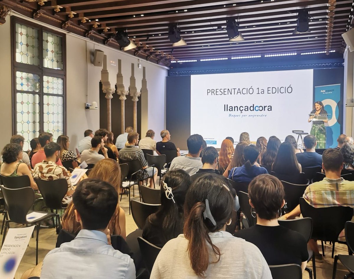 autoocupacio's tweet photo. Arrenca la presentació de la primera edició de la #Llançadora, beques per emprendre! 🚀

@guillemaris, director d'Autoocupació, i Núria Pérez, Tècnica d'Ocupació Juvenil d'@ocupaciocat, donen la benvinguda a les persones assistents! 

Comencem! 🧵👇

#socelquevullser https://t.co/rXYBYn8dvu