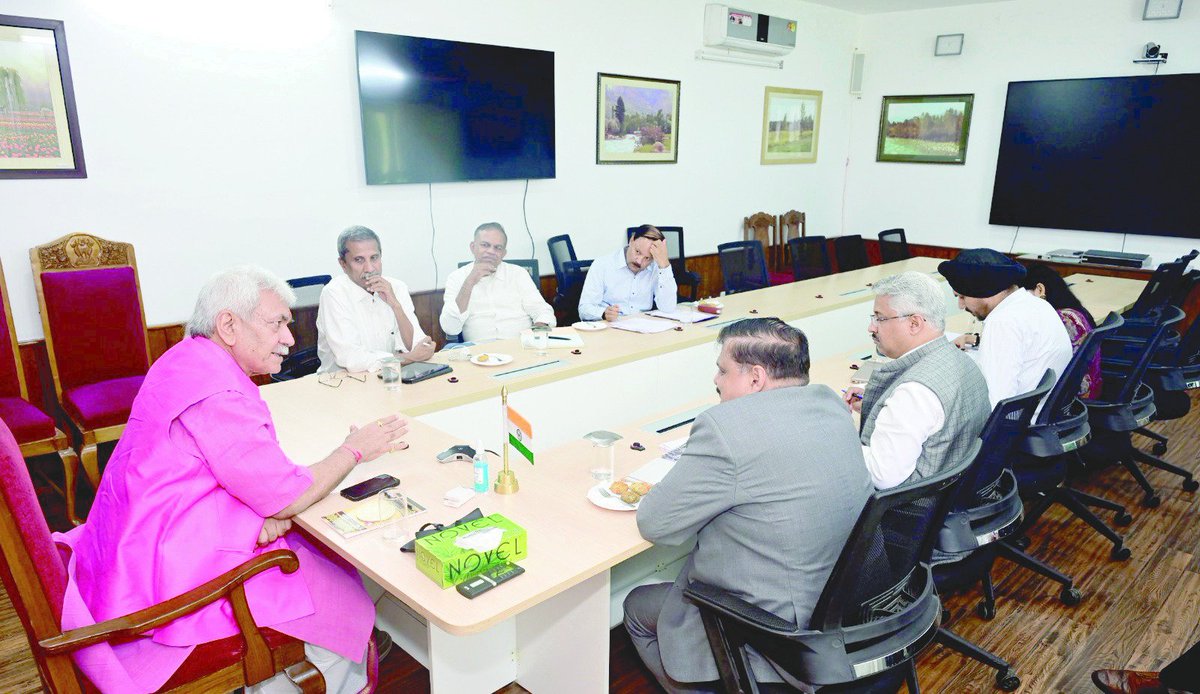 ZoyaAliKh's tweet photo. J&amp;K set to become information technology hub ~ @manojsinha_ 

New IT towers meticulously designed for growth of the IT industry will soon come up in J&amp;K, it will create more jobs &amp; fuel technical growth in the region.

#NayaKashmir #JammuKashmir  #DigitalIndi
#agniveer #agnipath https://t.co/BQOF8Dzhw1