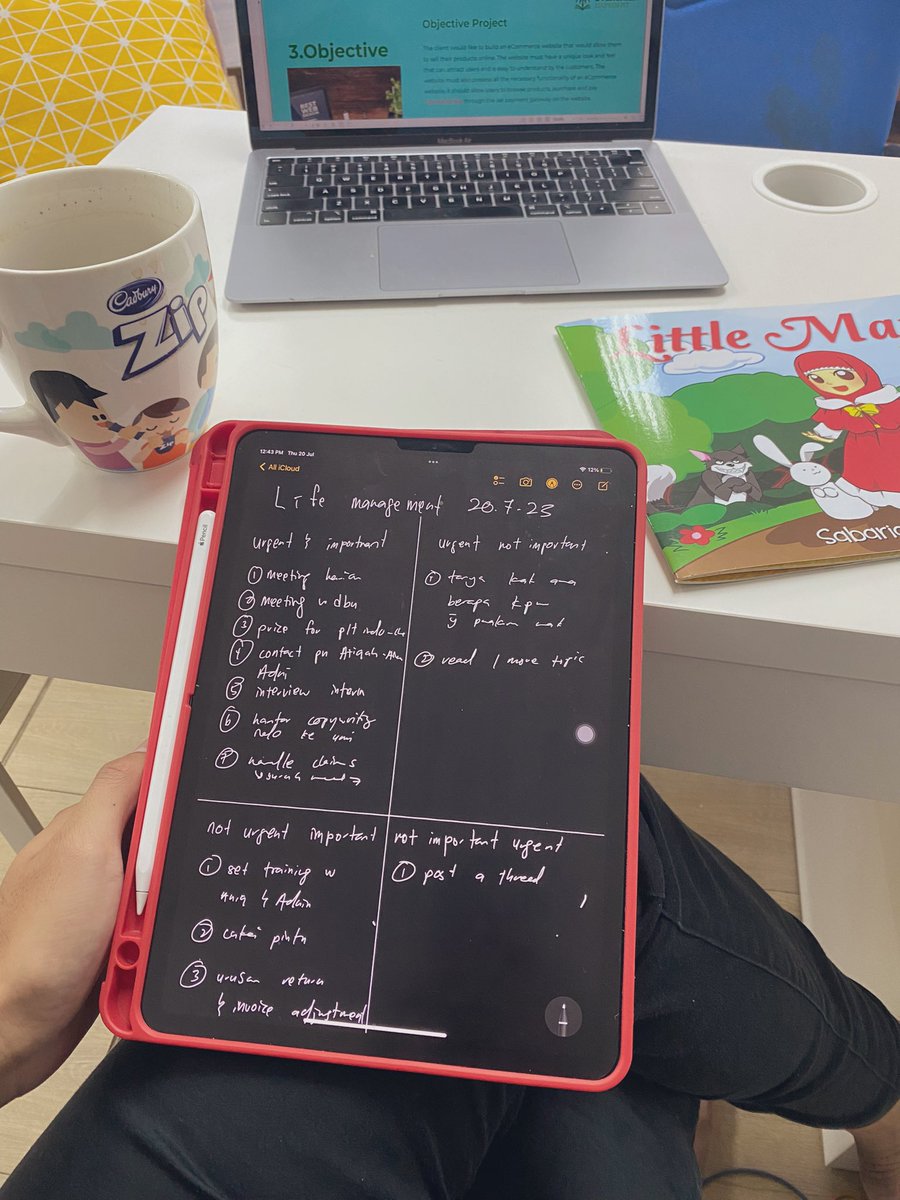 aimanomist's tweet photo. Kalau korang perasan, makin kita tumbuh dewasa, makin kita rasa tiada masa. Kan?

Tanggungjawab yang ada lebih banyak dari masa yang tersisa. Kita sentisa rasa seperti TIADA MASA.

Bak kata HAMKA;
“Orang yang berakal itu ialah orang yang mengatur hidupnya & urusannya”

Jadi, salah satu cara nak mengatur hidup ialah dengan susun kerja-kerja harian kita. Kita harapkan, kita dapat mengakhirkan hari dengan jiwa yang lapang dan tenang. Kalau nak tido pon susah!

Soo, aku teringat yang aku pernah belajar satu sistem ni kay sekolah dulu. Tapi masa tu nobody cares pon nak susun masa. Sebab anak remaja masa memang banyak & tanggungjawab sikit. Tapi sekarang baru aku rasa ilmu tu sangat berharga.

Dia macamni…

Tiap hari sebelum kau mulakan kerja & urusan kau haritu, kau duduk, ambil kertas & pena kemudian mula buat pembahagian ini;

1. Urgent and Important

2. Urgent not Important 

3. Not Urgent Important

4. Not Urgent Not Important

Kemudian, korang bahagikan kerja & tugas korang haritu mengikut pembahagian ni. Bila dah siap, korang tanda atau conteng urusan tu. Sumpah puas.

Pastikan korang settlekan urusan yang Urgent and Important dulu. Baru yang lain-lain.

Take note jugak, masukkan sekali tanggungjawab kau sebagai suami/isteri, anak, atau apa-apa tanggungjawab yang kau ada di luar urusan kerja hakiki.

Believe me, kalau kau masuk tidur dalam keadaan semua list ni kau dah pangkah, kau akan dapat tidur yang tenang & bahagia.

Bak kata Assyahid Hasan Al-Banna;

“Kewajiban itu lebih banyak dari waktu yang Anda miliki. Oleh itu, bantulah orang lain agar memanfaatkan waktunya. Kalau Anda berurusan, persingkatiah pelaksanaannya.”

Mula take charge & manage hidup kau hari ini!

Aku jamin, bila kau consistent buat benda ni hari-hari selama 6 bulan, kau akan rasa & lihat perubahan dalam diri, kerjaya, business,agama keluarga & kesihan mental kau. Insyaallah!

Sooo kalau tak mula hari ini, bila lagi?!